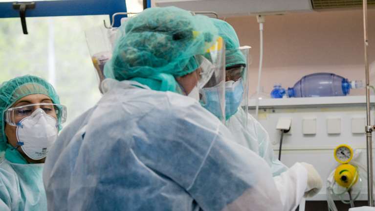 Κορονοϊός: Σοκ και δέος - Υπερδιπλασιάστηκαν νεκροί και διασωληνωμένοι από την αρχή του lockdown