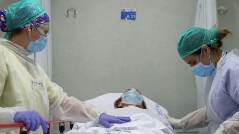 O κορονοϊός αφήνει πίσω του 320.000 νεκρούς - Σχεδόν 5 εκατομμύρια τα κρούσματα παγκοσμίως