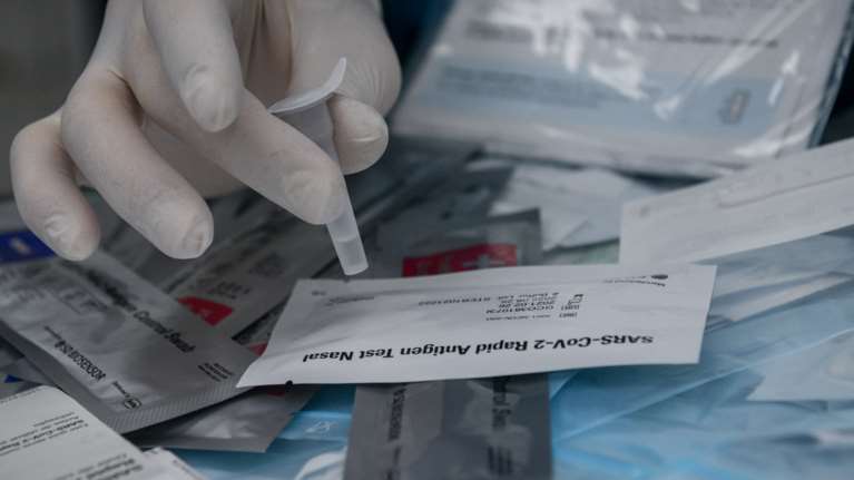 Κορονοϊός: Υποχρεωτικά self test για εργαζόμενους σε λιανεμπόριο, σούπερ μάρκετ, μέσα μεταφοράς, εστίαση και κομμωτήρια