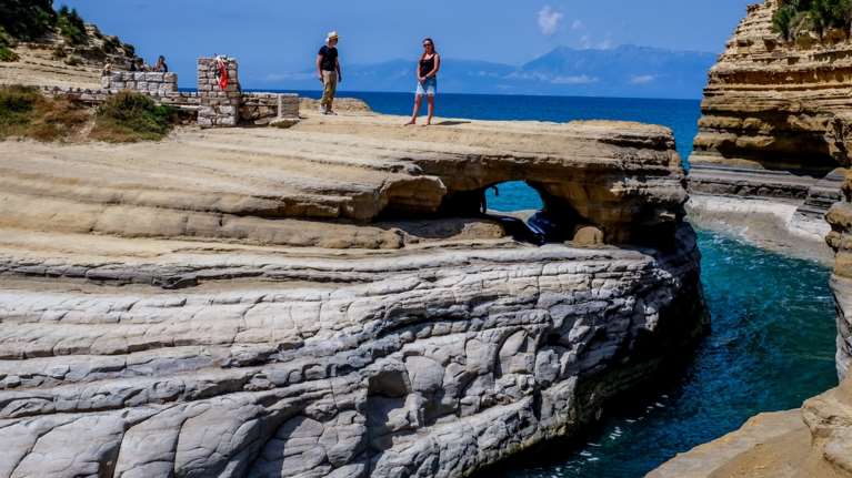 Ποιοι τουρίστες &quot;ψηφίζουν&quot; Ελλάδα για τις διακοπές τους και πόσα ξοδεύουν - Προτιμούν αξιοθέατα από ήλιο και θάλασσα