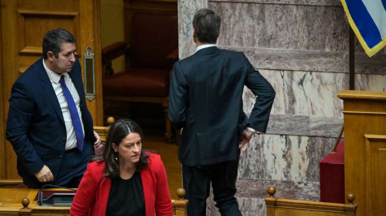 Απρόοπτο με τον Μητσοτάκη: Η στιγμή που αποχωρεί από τη Βουλή γιατί πονάει στη μέση - Η ενημέρωση από τον Τασούλα