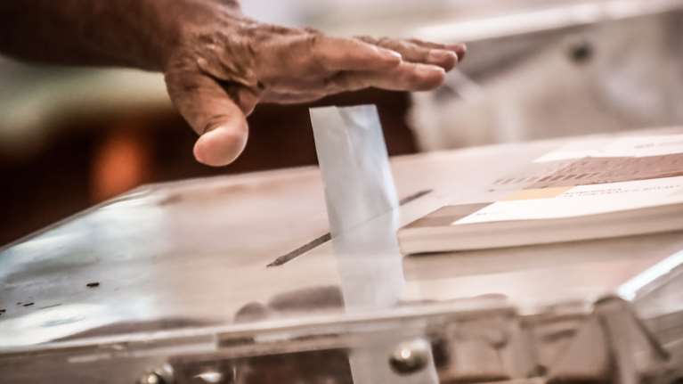 Δημοσκόπηση Opinion Poll: Μπροστά 18,5 μονάδες η ΝΔ από το ΠΑΣΟΚ στην πρόθεση ψήφου - Σε συνεχή πτώση ο ΣΥΡΙΖΑ