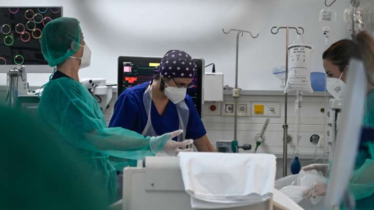 Γιατί τριπλασιάστηκαν οι θάνατοι από κορονοϊό σε σύγκριση με πέρυσι - Από 360 τον Ιούλιο του 2021 στους 1.100 φέτος