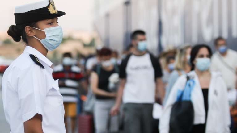 Η μεγάλη &quot;απόδραση&quot; των Αθηναίων: Ουρές χιλιομέτρων στα διόδια - Πληρότητες 85% στα πλοία