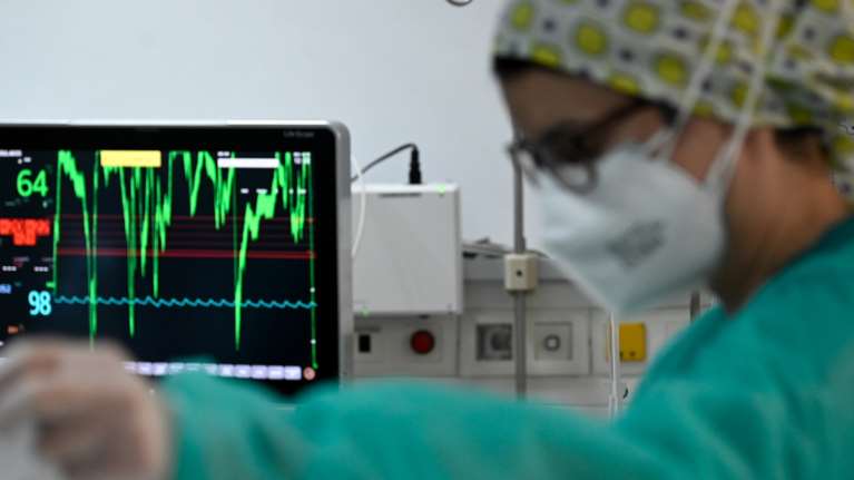 &quot;Κοκτέιλ&quot; αναπνευστικών λοιμώξεων αυξάνει τις νοσηλείες - Τα συμπτώματα και η σύσταση σε ασθενείς με χρόνια προβλήματα υγείας