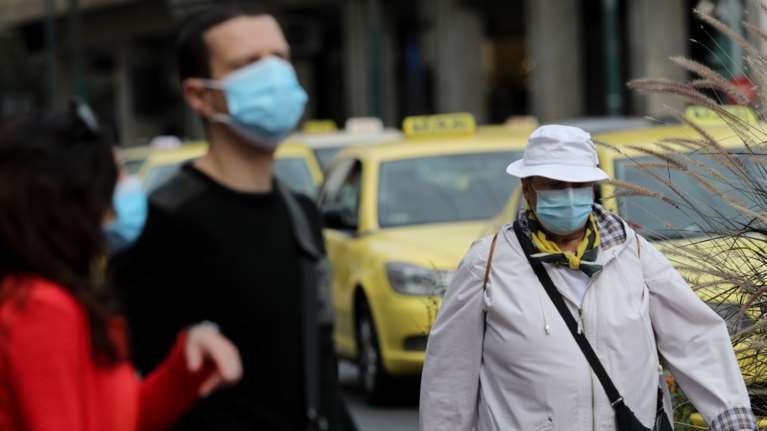 Μετάλλαξη κορονοϊού - Εξαδάκτυλος: Δεν υπάρχει αμφιβολία ότι οι χειρουργικές μάσκες προστατεύουν καλύτερα [Βίντεο]