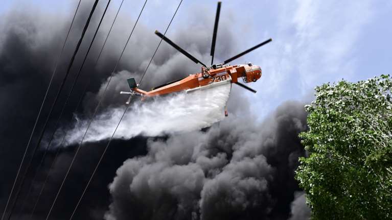 Κάτω Κηφισιά: Μεγάλη έκρηξη και φωτιά σε επιχείρηση - Μήνυμα 112, &quot;Κλείστε πόρτες και παράθυρα&quot; [βίντεο]
