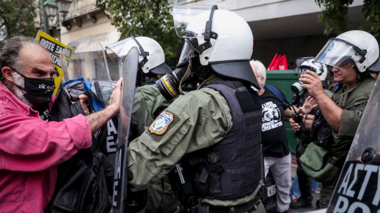 Ένταση με τα ΜΑΤ στο αντιφασιστικό συλλαλητήριο στο κέντρο της Αθήνας [εικόνες]