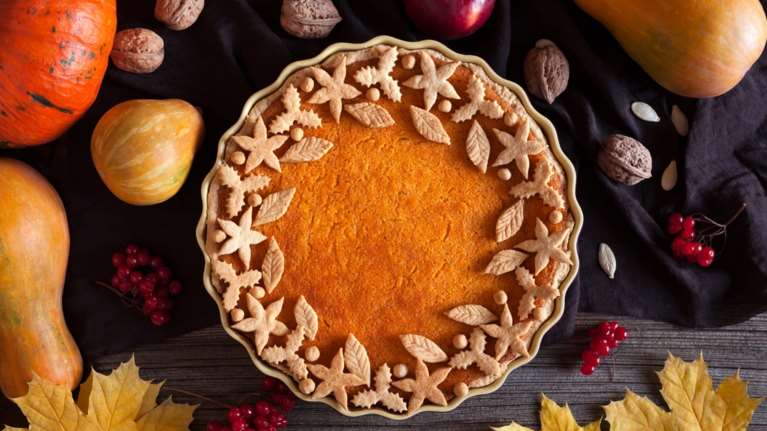 Ακης Πετρετζίκης: 2+1 συνταγές για λαχταριστά και πανεύκολα φθινοπωρινά γλυκά