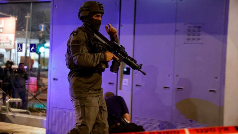 Αποτρόπαιο έγκλημα στο Ισραήλ: Μαχαίρωσαν 25χρονο που περίμενε στη στάση του τραμ- Νεκρός ο δράστης