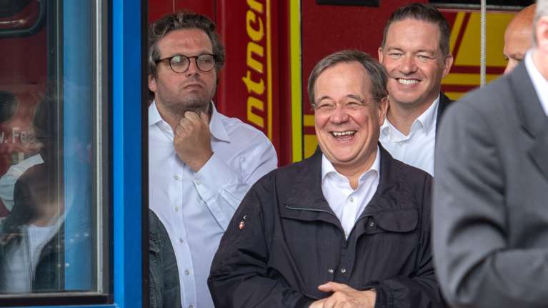 Γερμανία: Συνεχίζεται η θύελλα με τον Λάσετ - Νέα &quot;συγγνώμη&quot; για τα γέλια στις πλημμυρισμένες περιοχές