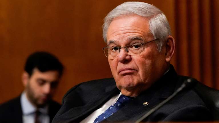 ΗΠΑ: Ο γερουσιαστής Μπομπ Μενέντεζ δεν θα είναι υποψήφιος των Δημοκρατικών τον Νοέμβριο