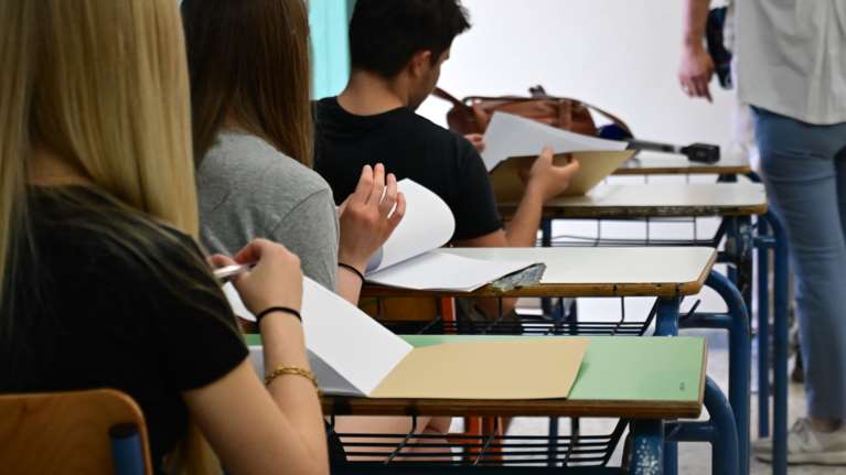 Πανελλαδικές 2025: Ο ρόλος των γονέων στην υποστήριξη των υποψηφίων - 7+1 τρόποι για να σταθείτε δίπλα στο παιδί σας