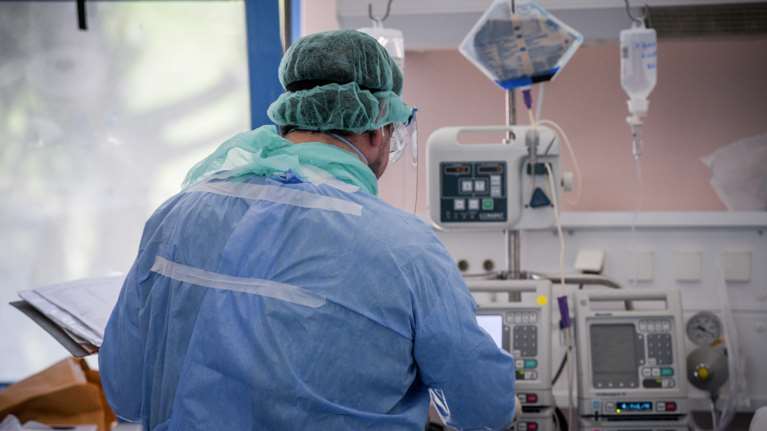 Συναγερμός για τις ΜΕΘ: Σύσκεψη στο υπουργείο Υγείας για την καταγραφή των κλινών και πώς θα αυξηθούν