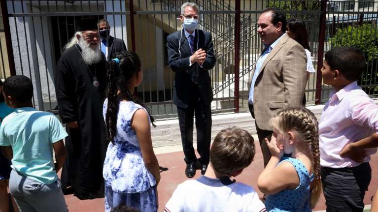 Επίσκεψη Ιερώνυμου - Πάιατ στο "Δημήτρειο" - 400 μερίδες φαγητού από την αμερικανική πρεσβεία