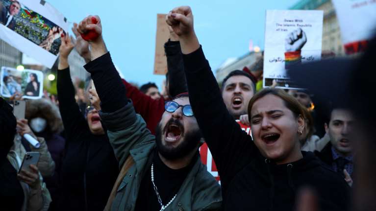 Ποτάμι οργής στο Ιράν: Τουλάχιστον 35 νεκροί στις διαδηλώσεις - Επιμένει η κυβέρνηση ότι η 22χρονη Αμινί δεν ξυλοκοπήθηκε