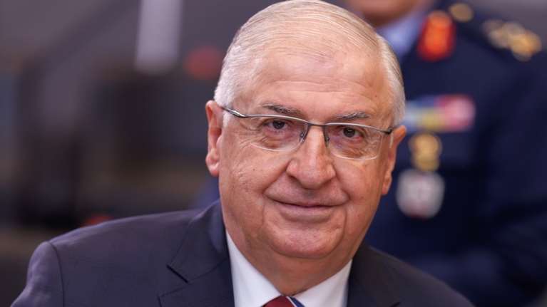 O Τούρκος υπουργος Άμυνας ταράζει τα &quot;ήρεμα νερά&quot; με την Ελλάδα: &quot;Το ιταλικό ερευνητικό πλοίο πήρε άδεια από εμάς&quot;