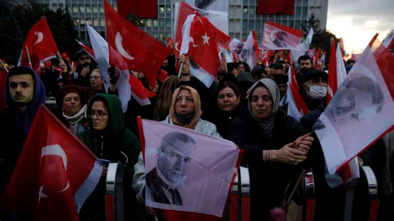 Τουρκία: Χιλιάδες στους δρόμους της Κωνσταντινούπολης για να διαδηλώσουν ενάντια στην άδικη καταδίκη Ιμάμογλου