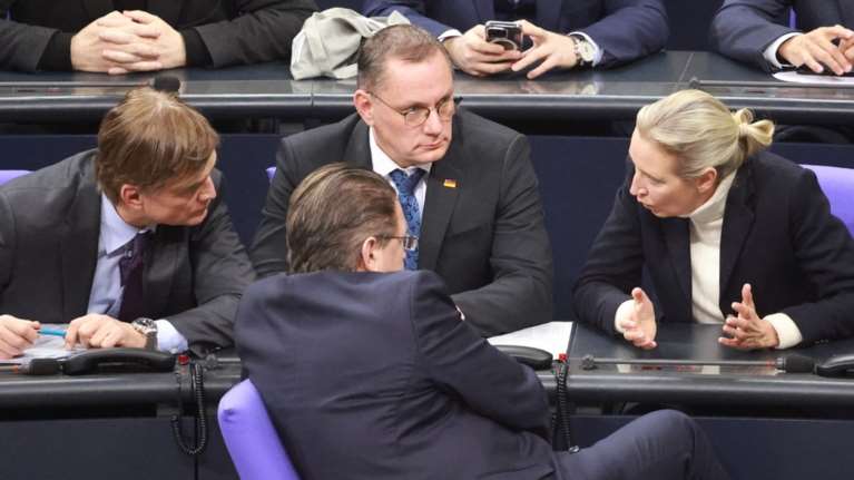 Πολιτικός σεισμός στην Γερμανία: Χριστιανοδημοκράτες και ακροδεξιά ψήφισαν μαζί νόμο κατά της μετανάστευσης