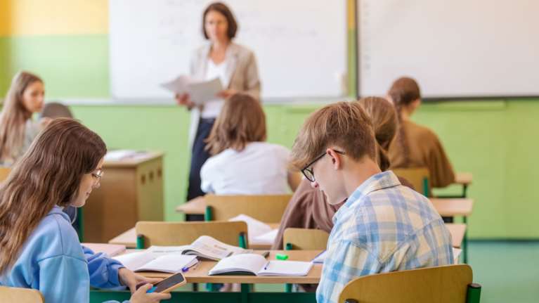 Αυστριακά ΜΜΕ: Απαγόρευση κινητών στα σχολεία - Οι Έλληνες δείχνουν τον δρόμο