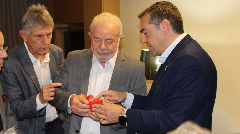 Το δώρο του Αλέξη Τσίπρα στον Λούλα: Τι συμβολίζει το κόκκινο καραβάκι που του χάρισε [εικόνες]