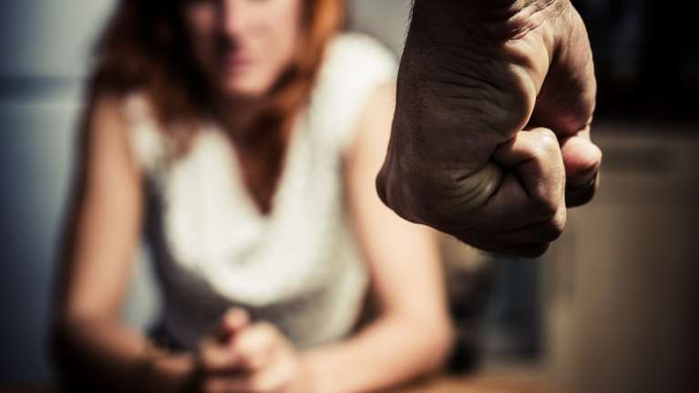 Στη φυλακή 42χρονος για απειλή προς τη σύζυγό του - &quot;Άρχισε να απειλεί ότι θα με γδάρει ζωντανή&quot;