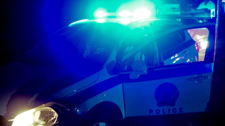 Σε διαθεσιμότητα ο 40χρονος αστυνομικός που βίαζε και χτυπούσε την 34χρονη από το Καμερούν- Διατάχθηκε ΕΔΕ