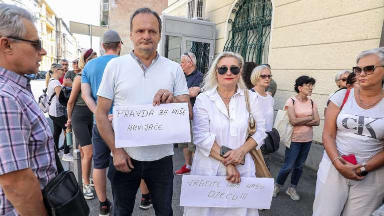 Κροατία: Γονείς των φυλακισμένων χούλιγκαν έξω από το Υπουργείο Εξωτερικών - Τι ζητάνε