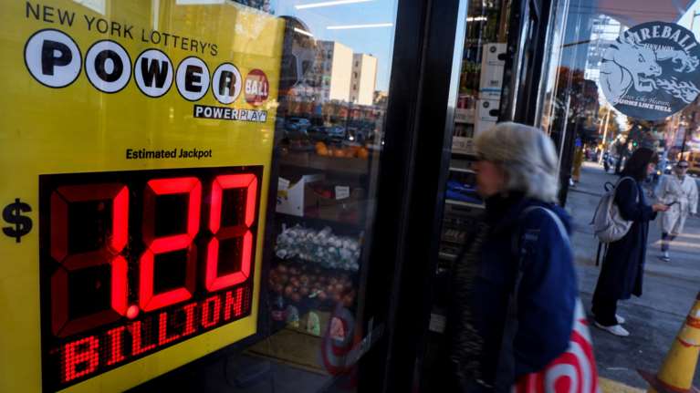 Φρενίτιδα στις ΗΠΑ για το Powerball: Μοιράζει 1,2 δις δολάρια μετά από 38 τζακ ποτ