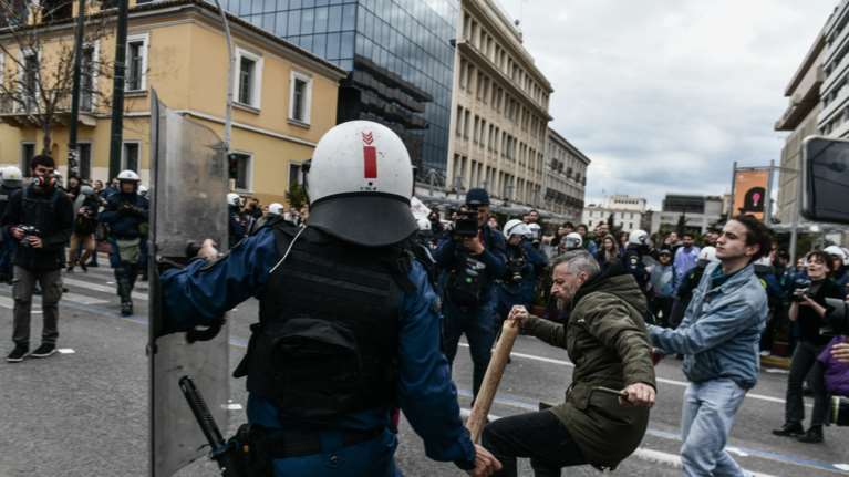 Ολοκληρώθηκαν οι απεργιακές συγκεντρώσεις στην Αθήνα - Επεισόδια στο Σύνταγμα, 12 προσαγωγές από την ΕΛΑΣ [βίντεο]