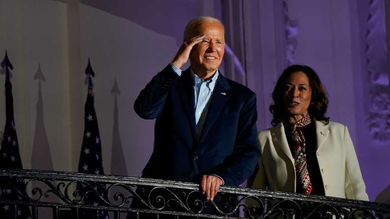 &quot;Δεν πάω πουθενά&quot;, λέει ο Μπάιντεν στους επικριτές του - Χαλαρός χωρίς γραβάτα σε εκδήλωση στον Λευκό Οίκο [εικόνες]