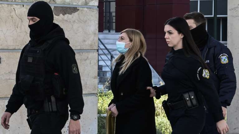 Δίκη Πισπιρίγκου: &quot;Έχασε δύο παιδιά κι έψαχνε αν ο Μάνος φοράει τη βέρα&quot; -Μαραθώνια αγόρευση της εισαγγελέως