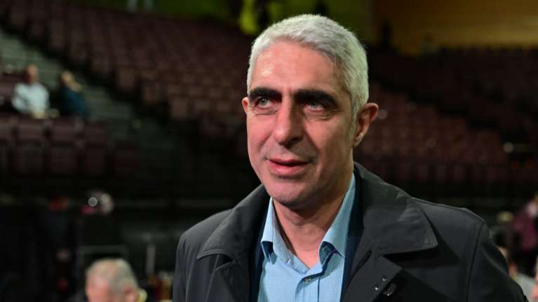 Τα γυρνάει τώρα ο Γιώργος Τσίπρας και αρνείται ότι είπε να πληρώνουν όλοι τις ζημιές των μαθητών- Αλλά στο βίντεο άλλα λέει...