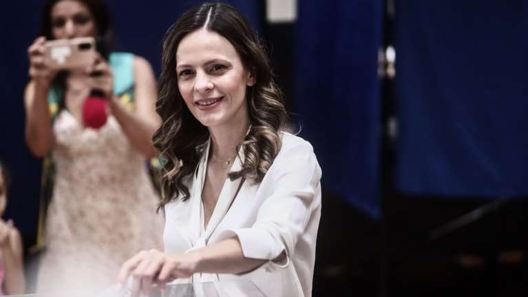 ΣΥΡΙΖΑ: Με χαμόγελα και χειροκροτήματα ψήφισε η Έφη Αχτσιόγλου - &quot;Είμαι αισιόδοξη, το βράδυ θα είμαστε όλοι πιο δυνατοί&quot; [Βίντεο]