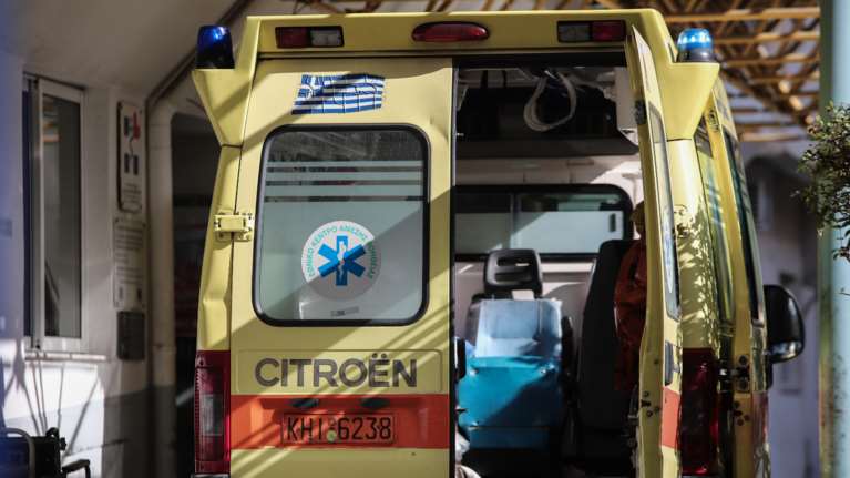 Ελευσίνα: Στο νοσοκομείο 15χρονη μετά από άγριο ξυλοδαρμό μεταξύ ανηλίκων - Πήγε να τους χωρίσει...