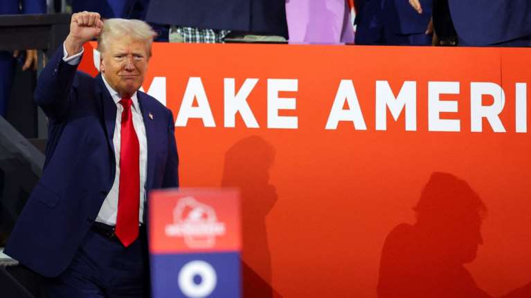 Ντόναλντ Τραμπ: Με επίδεσμο στο αυτί και υψωμένη γροθιά η πρώτη δημόσια εμφάνιση μετά την απόπειρα δολοφονίας [εικόνες]