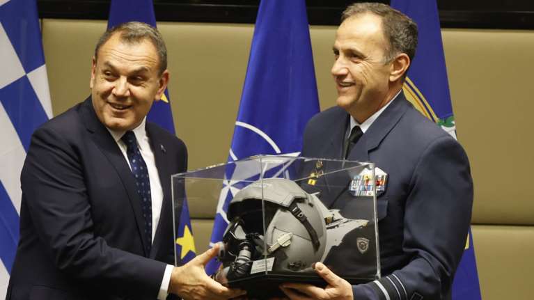 Παράδοση-παραλαβή στο υπουργείο Άμυνας - Τα αναμνηστικά δώρα σε Παναγιωτόπουλο και Χαρδαλιά [εικόνες]