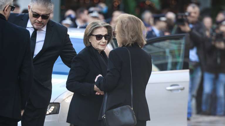 Κώστας Σημίτης: Η σύζυγός του, Δάφνη επιστρέφει αυτοκίνητο, γραφείο και προσωπική ασφάλεια [βίντεο]