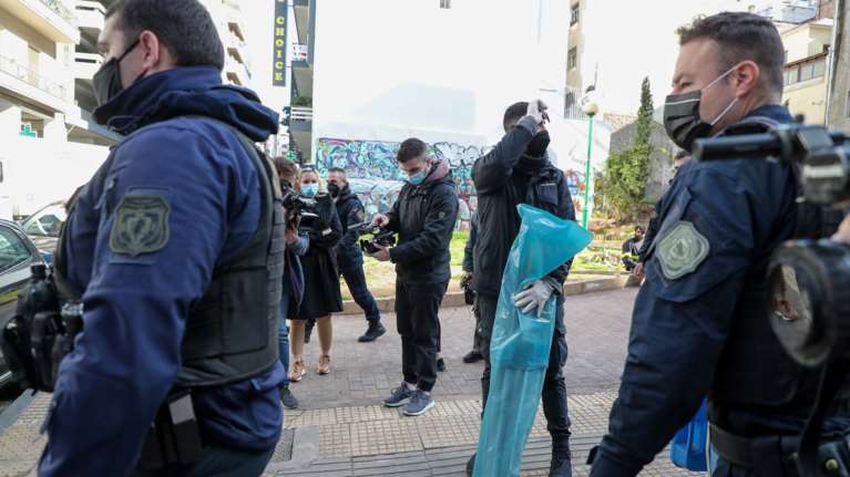 Mπαράζ ελέγχων της ΕΛΑΣ σε 37 γραφεία συνδέσμων οπαδών - Κατέσχεσαν κροτίδες