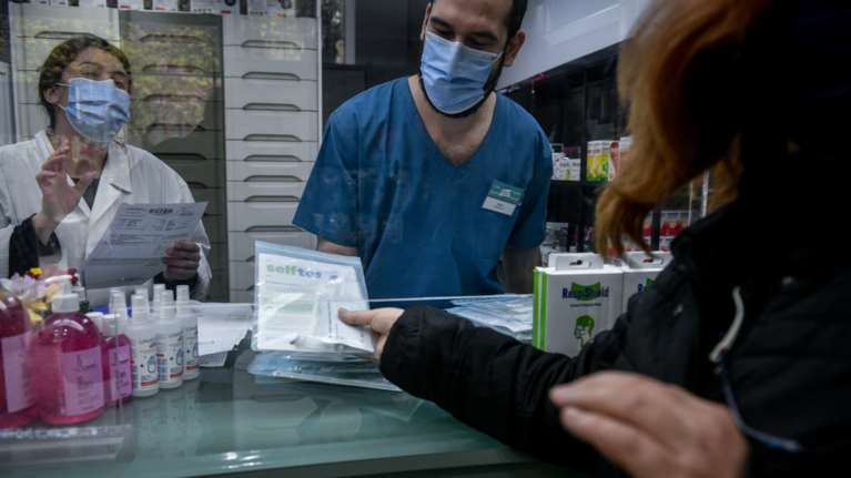 Σχολεία: 6.948 νέα κρούσματα σε μαθητές και εκπαιδευτικούς - Έγιναν 290.000 self test