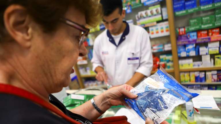 Κορονοϊός: Ο Μακρόν επιτάσσει όλα τα αποθέματα προστατευτικών μασκών