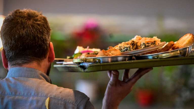 Επιθεώρηση Εργασίας: Δεκάδες παραβάσεις και βροχή προστίμων για αδήλωτη εργασία