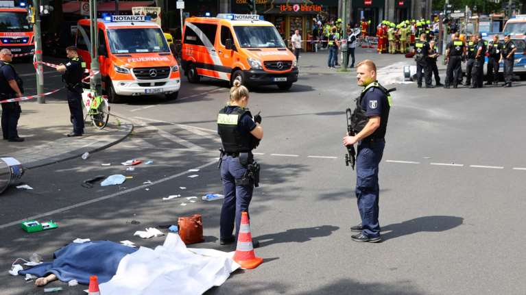 Συναγερμός στο Βερολίνο: Όχημα έπεσε πάνω σε πλήθος - Ένας νεκρός και τουλάχιστον 30 τραυματίες [εικόνες, βίντεο]
