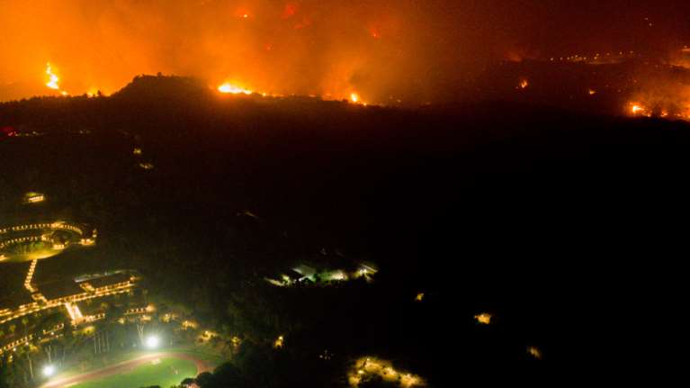 Φωτιά στην Αρχαία Ολυμπία: Μια ανάσα από το μουσείο οι φλόγες - Χωρίς ρεύμα η περιοχή [εικόνες-βίντεο]