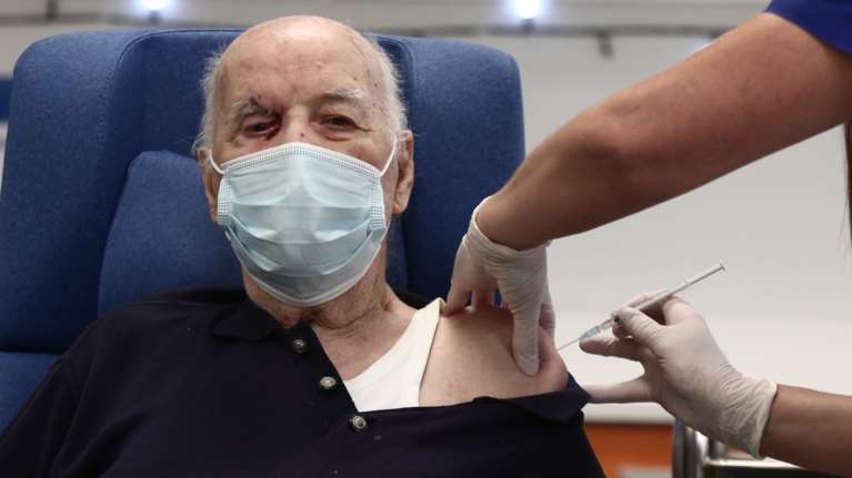 Εμβολιασμοί: Στο φουλ ο προγραμματισμός - 60.000 ηλικιωμένοι έκλεισαν ραντεβού σε μία μόλις μέρα