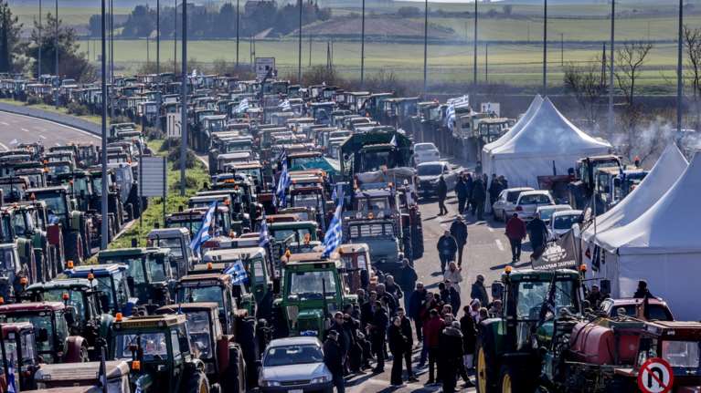 Σε αδιέξοδο το μπρα ντε φερ κυβέρνησης-αγροτών: Οι νέες πληρωμές των 600 εκατ. ευρώ και οι "ρωγμές" στα μπλόκα