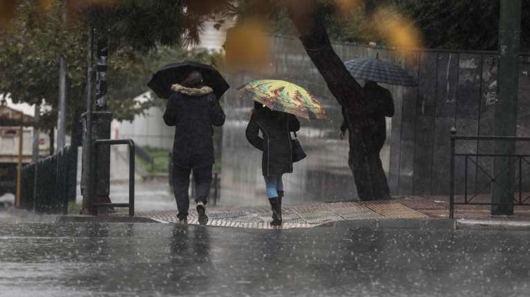 Καιρός: Βροχές και ισχυρές καταιγίδες σήμερα – Έντονα φαινόμενα και στην Αττική, πού θα πέσουν τα πρώτα χιόνια