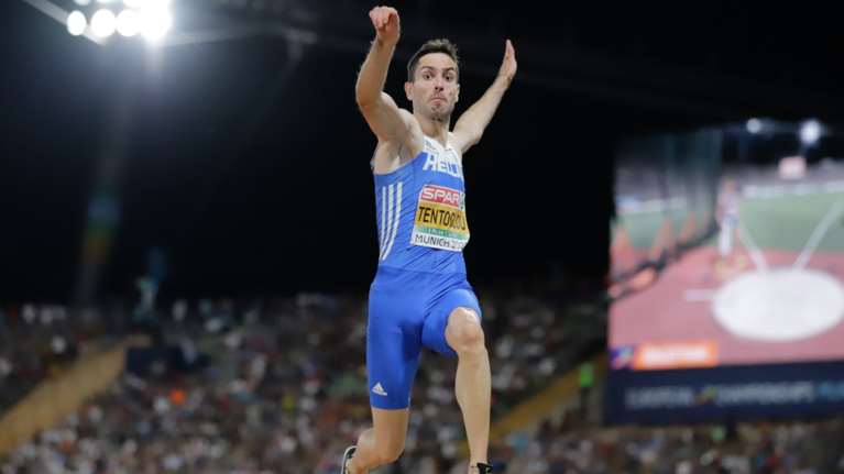 &quot;Χρυσός&quot; ο Μίλτος Τεντόγλου στο ευρωπαϊκό πρωτάθλημα στίβου: &quot;Πέταξε&quot; στα 8.52, κάνοντας ρεκόρ αγώνων [βίντεο]