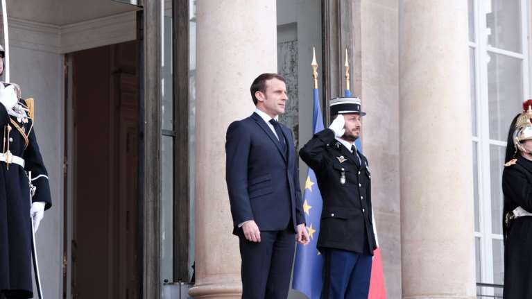 &quot;Χαστούκι&quot; Μακρόν σε Ερντογάν στα ελληνικά: Δεν θα δεχτούμε να απειλείται ο θαλάσσιος χώρος κράτους μέλους της ΕΕ