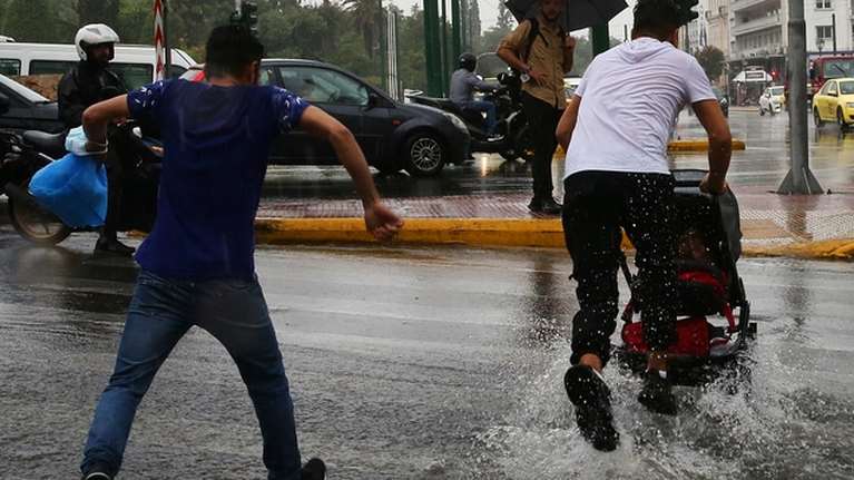 Καιρός: Πολικός αεροχείμμαρος φέρνει καταιγίδες και κεραυνούς - Πτώση της θερμοκρασίας μετά τον καύσωνα